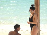 Kylie Jenner ponownie odsłonia pośladki na plaży